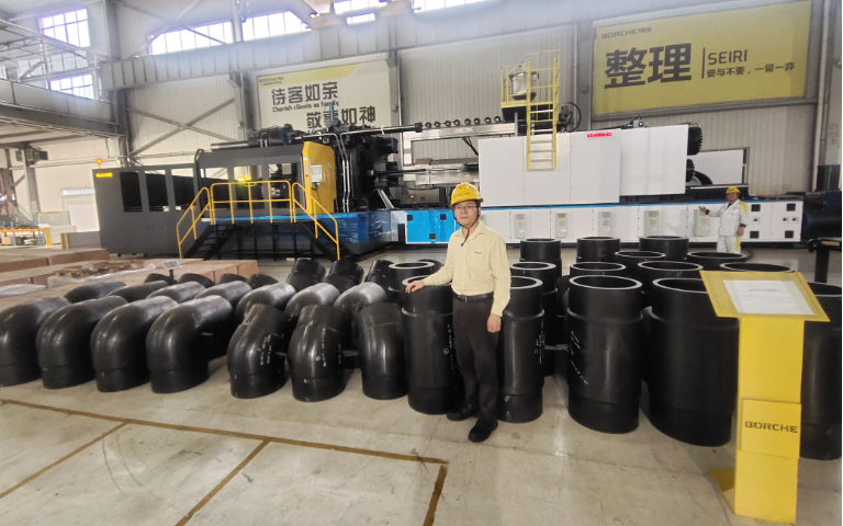 創(chuàng)新 大膽 突破！博創(chuàng)超大型二板式4000噸注塑機(jī)實(shí)現(xiàn)特大型PE管件一次成型并成功出口澳大利亞